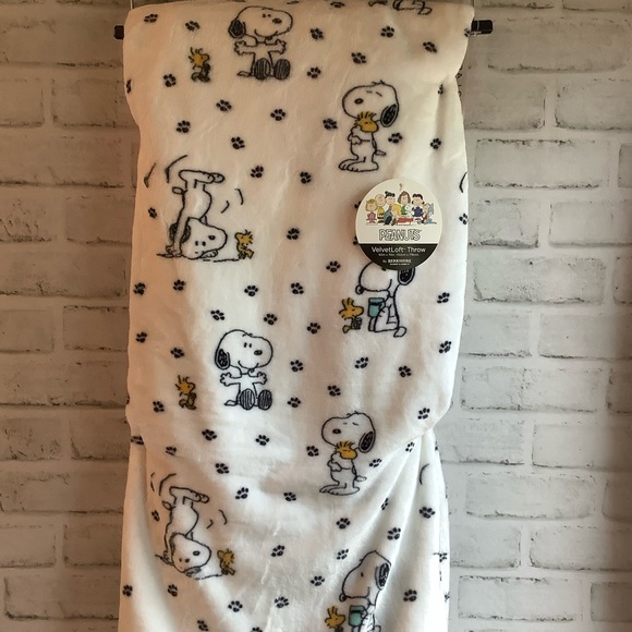 PEANUTS Snoopy Playing With Woodstock Throw - Picture 3 of 6